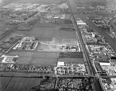 847464 Luchtfoto van de in aanleg zijnde bedrijventerreinen Planetenbaan en Sterrebaan Noord te Maarssenbroek (gemeente ...